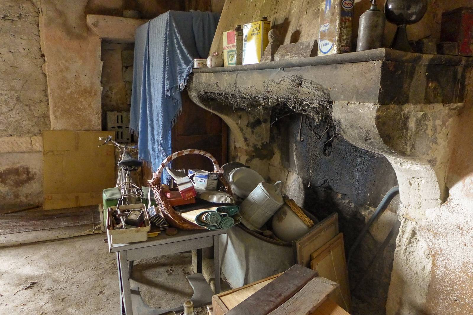 A vendre, ferme à restaurer avec partie habitable de 130m², terrain d'env. 1ha