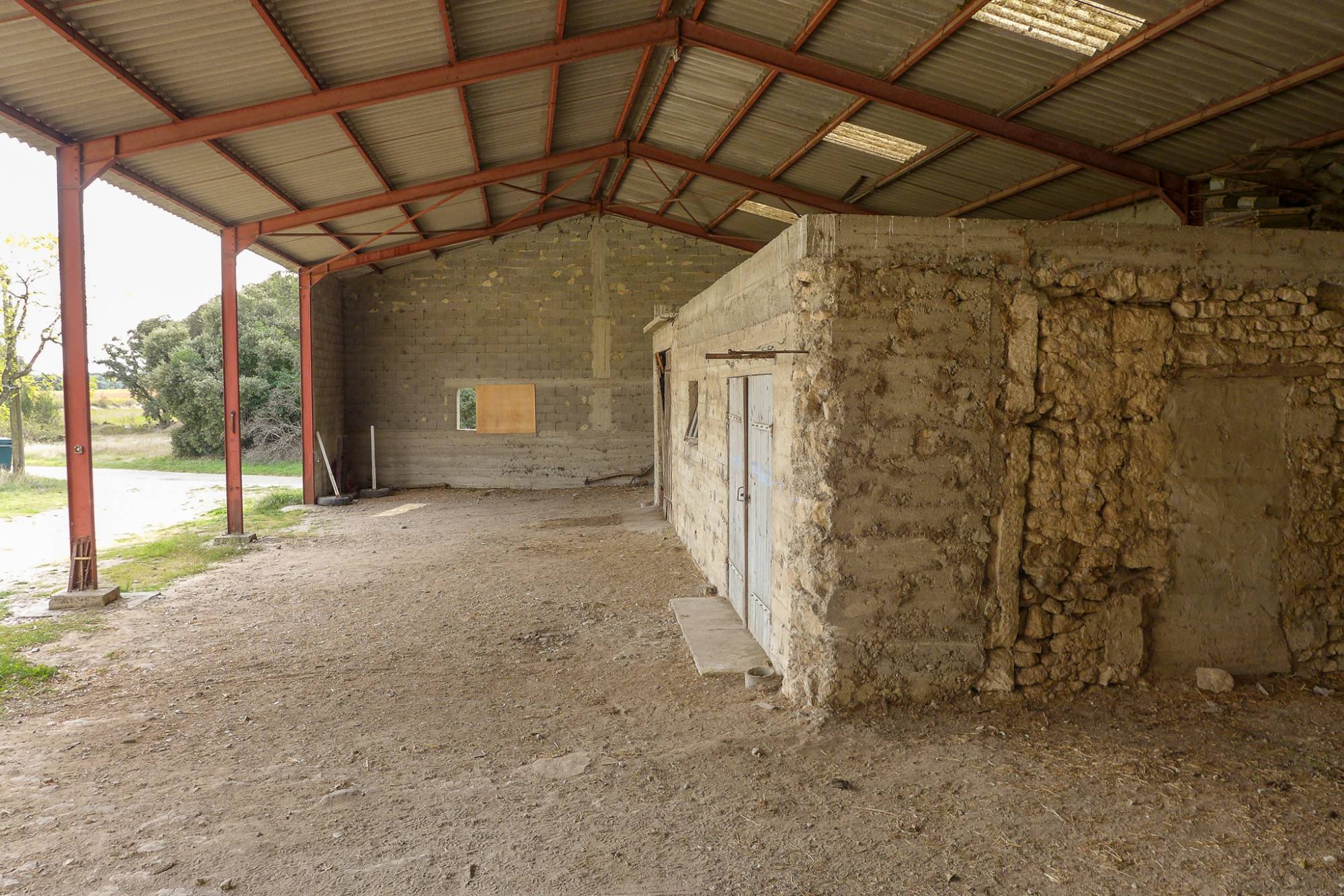 A vendre, ferme à restaurer avec partie habitable de 130m², terrain d'env. 1ha