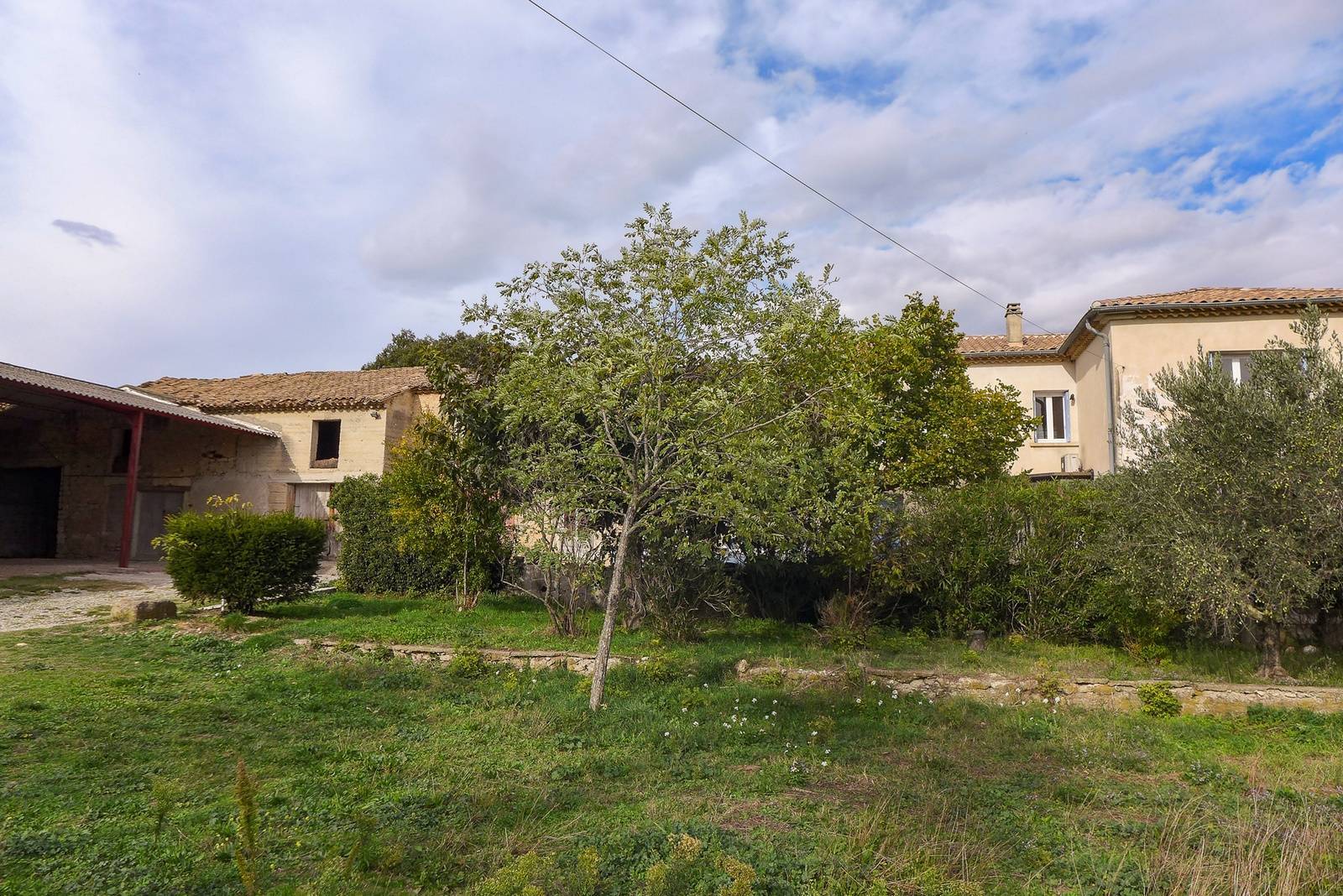 A vendre, ferme à restaurer avec partie habitable de 130m², terrain d'env. 1ha