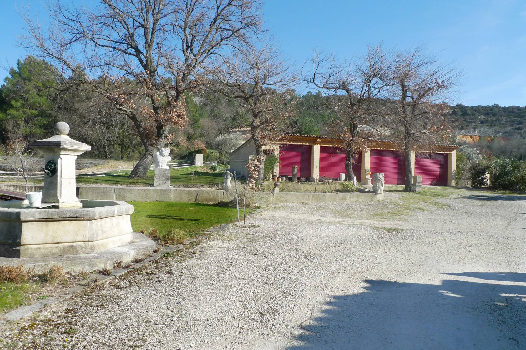 De grands garages ..idéal pour un collectionneur de voitures