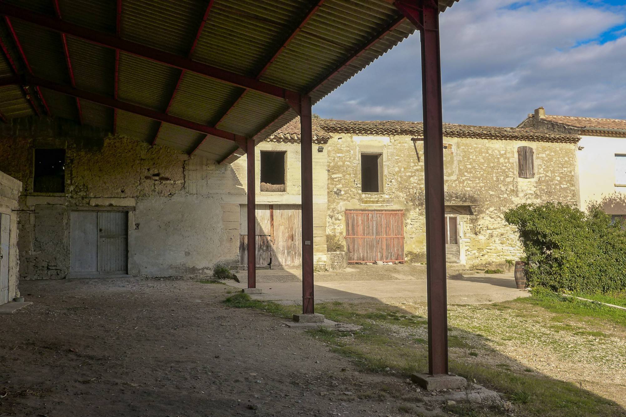 A vendre, ferme à restaurer avec partie habitable de 130m², terrain d'env. 1ha