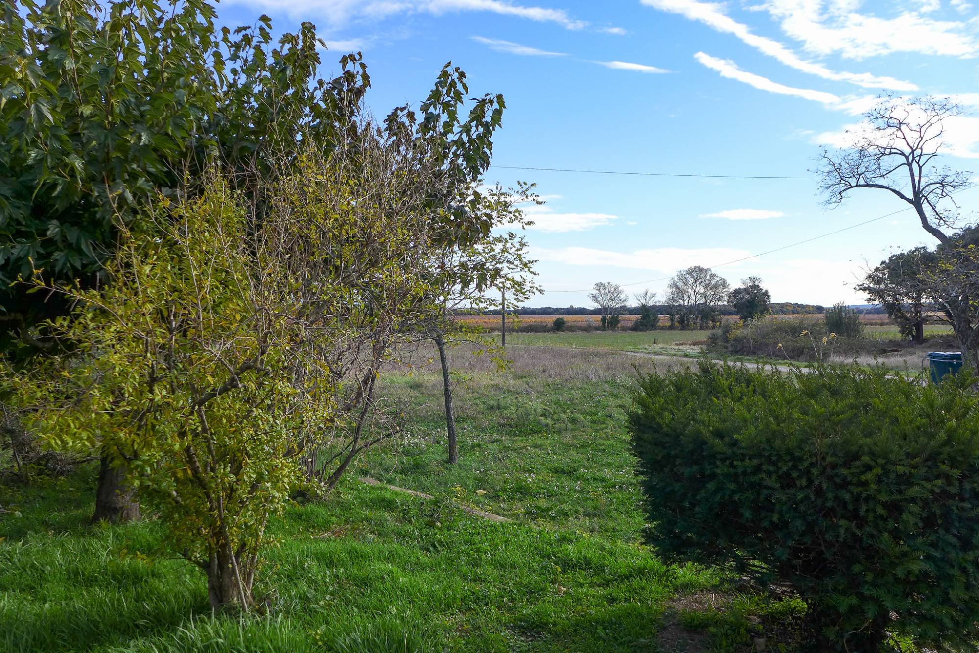 A vendre, ferme à restaurer avec partie habitable de 130m², terrain d'env. 1ha