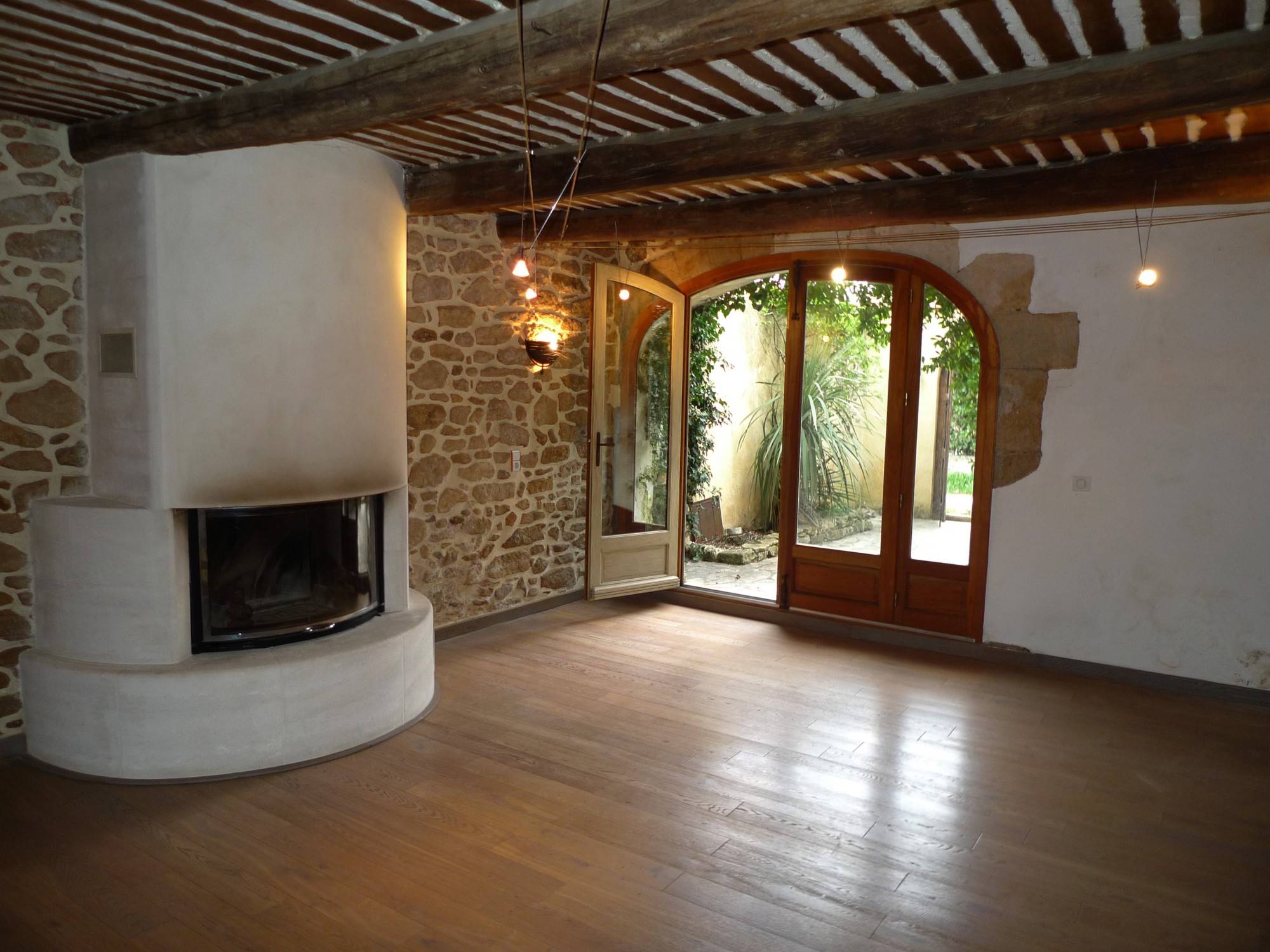 A vendre, Maison de village Haut Vaucluse cour et terrasse/solarium