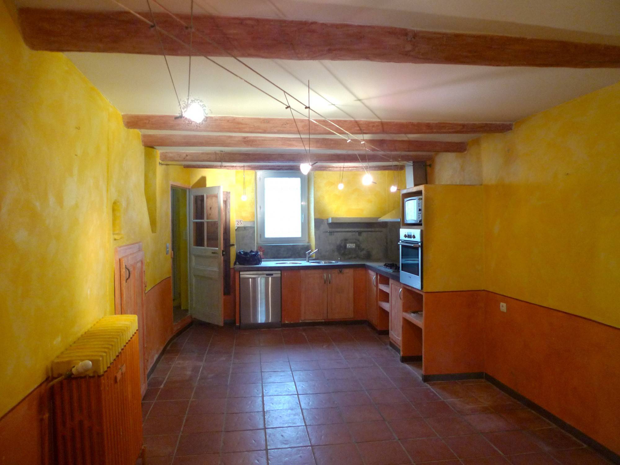 A vendre, Maison de village Haut Vaucluse cour et terrasse/solarium