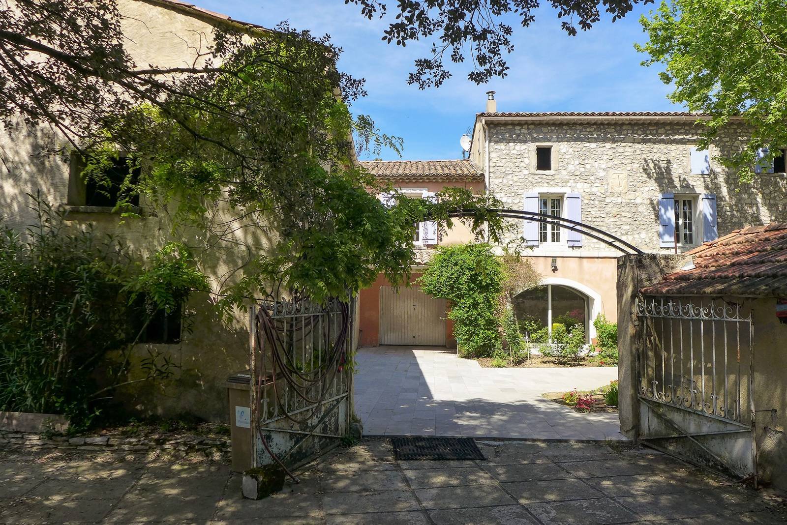 A vendre, Mas restauré de 220m² et ses dépendances, proche Pierrelatte  