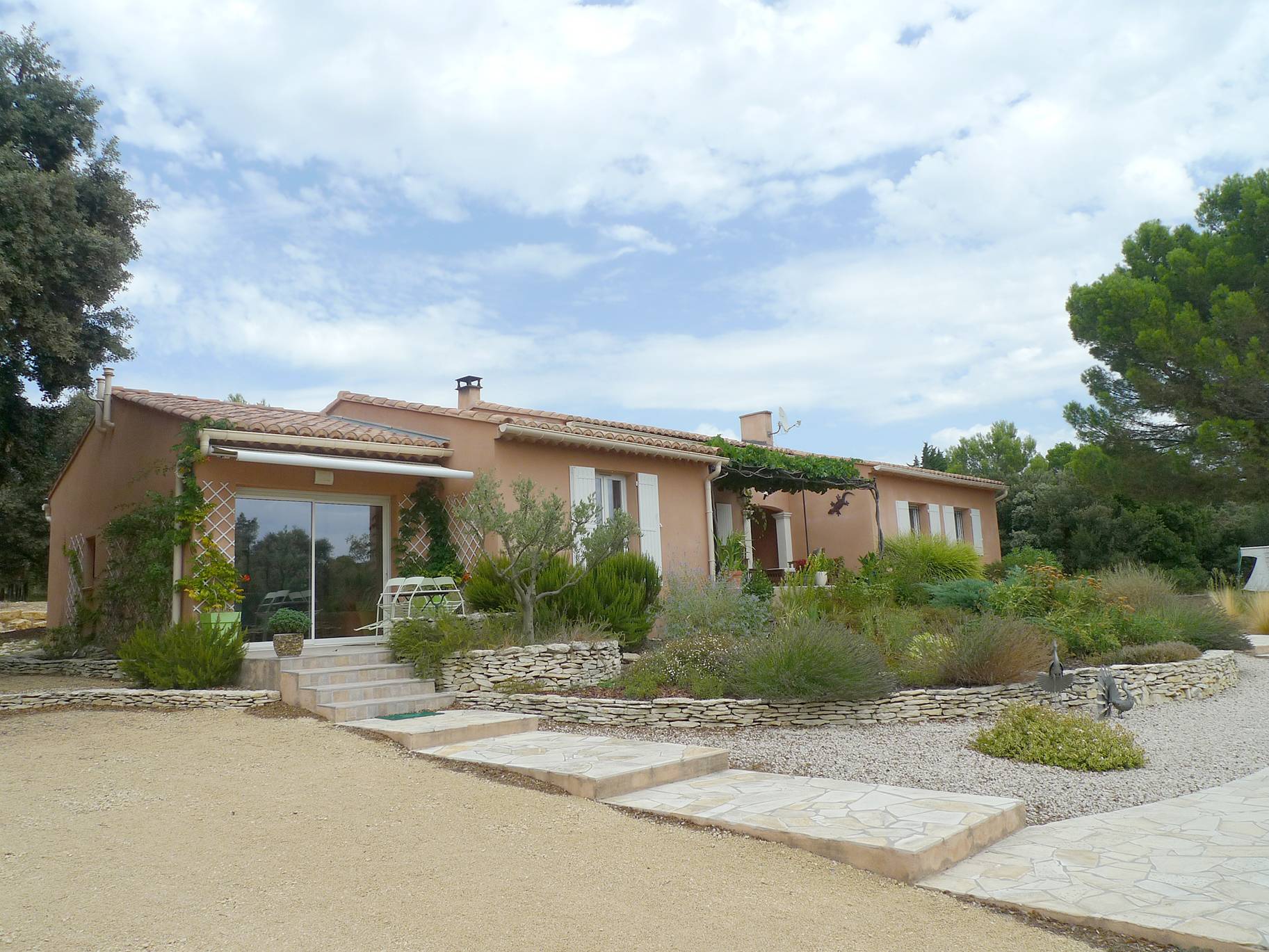 Haut Vaucluse, entre Sainte Cécile les Vignes et Orange, villa de caractère 