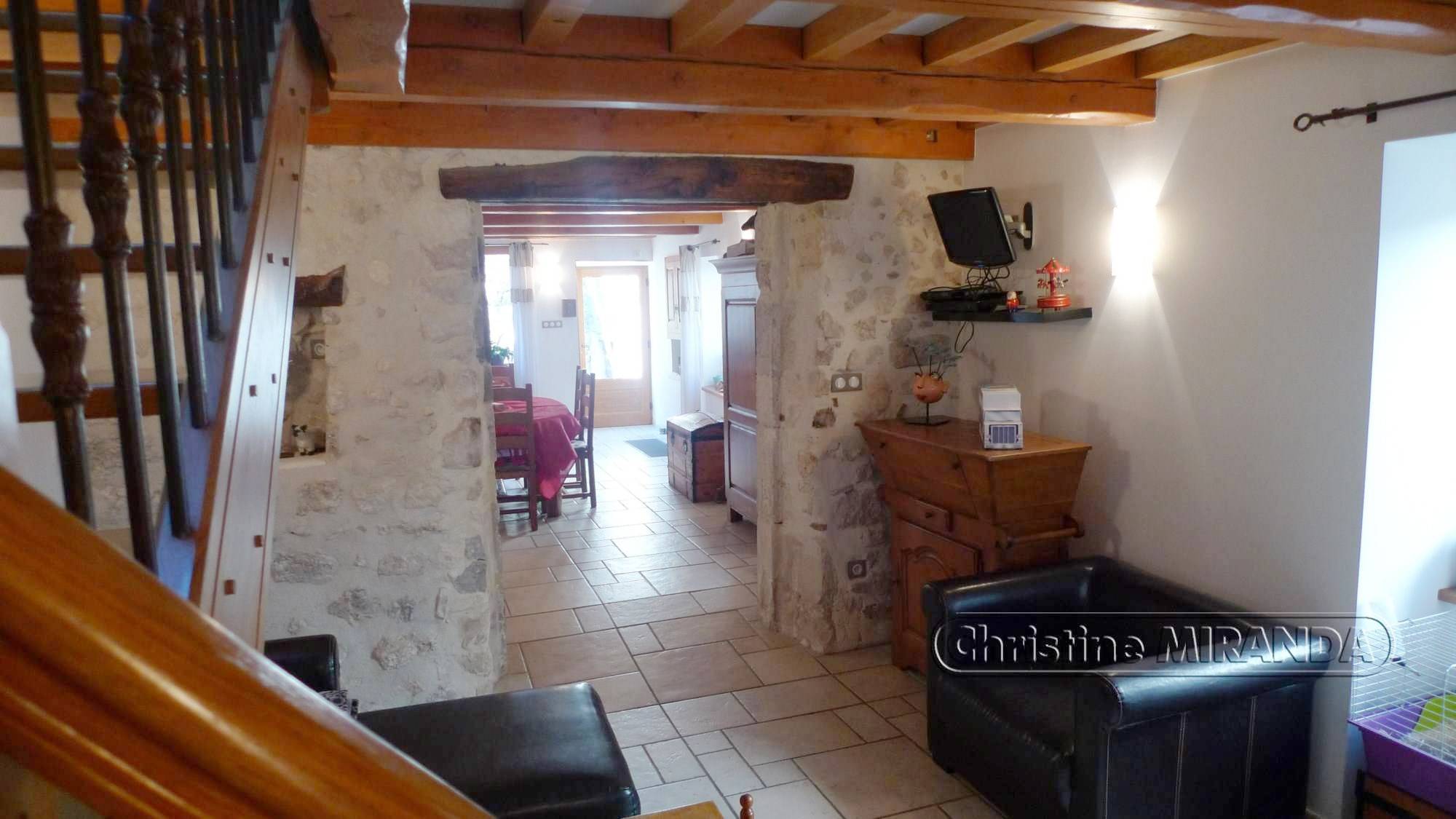 Charmante maison de village avec terrasse. Entièrement restaurée.  