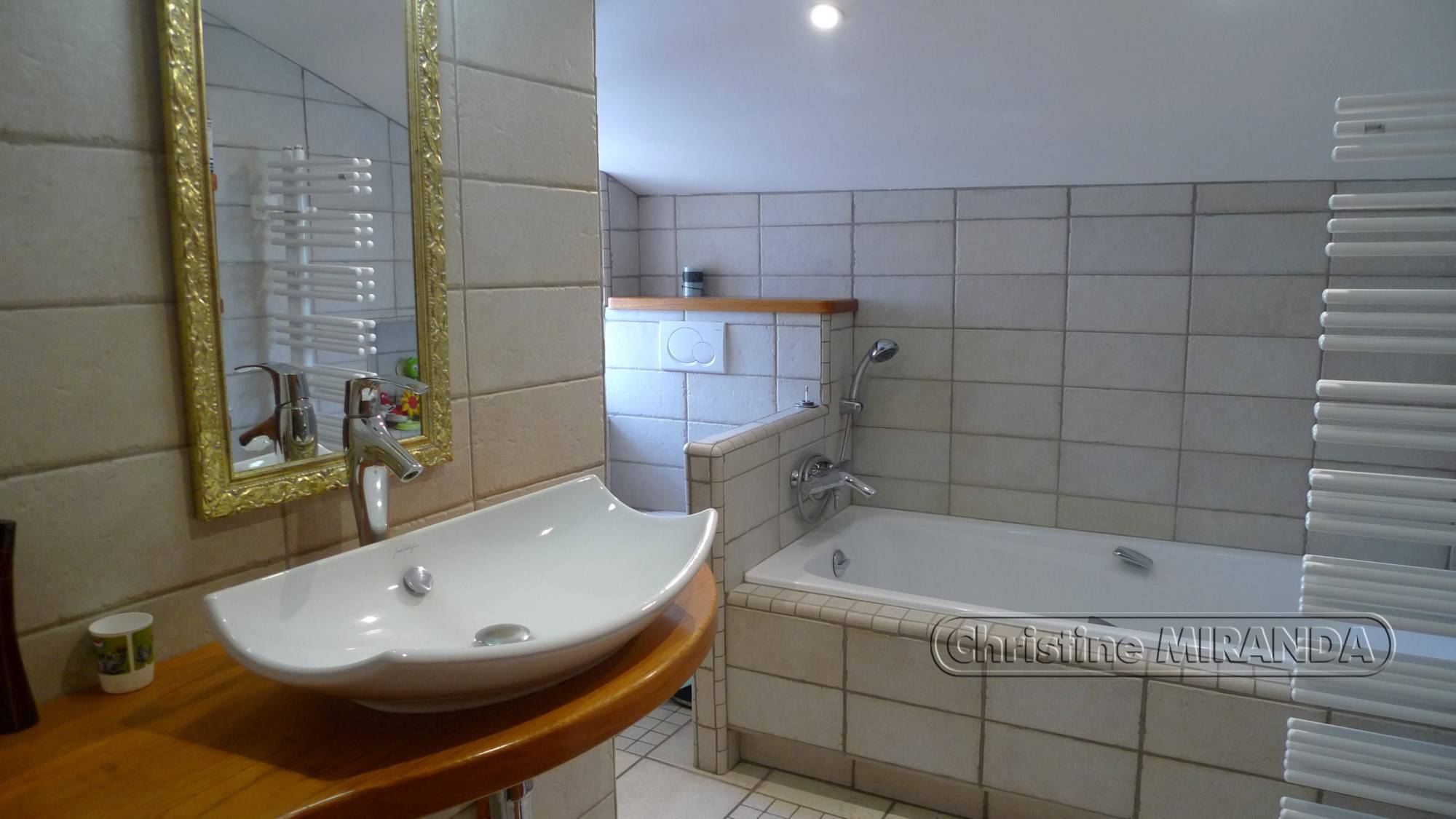 Charmante maison de village avec terrasse. Entièrement restaurée.  