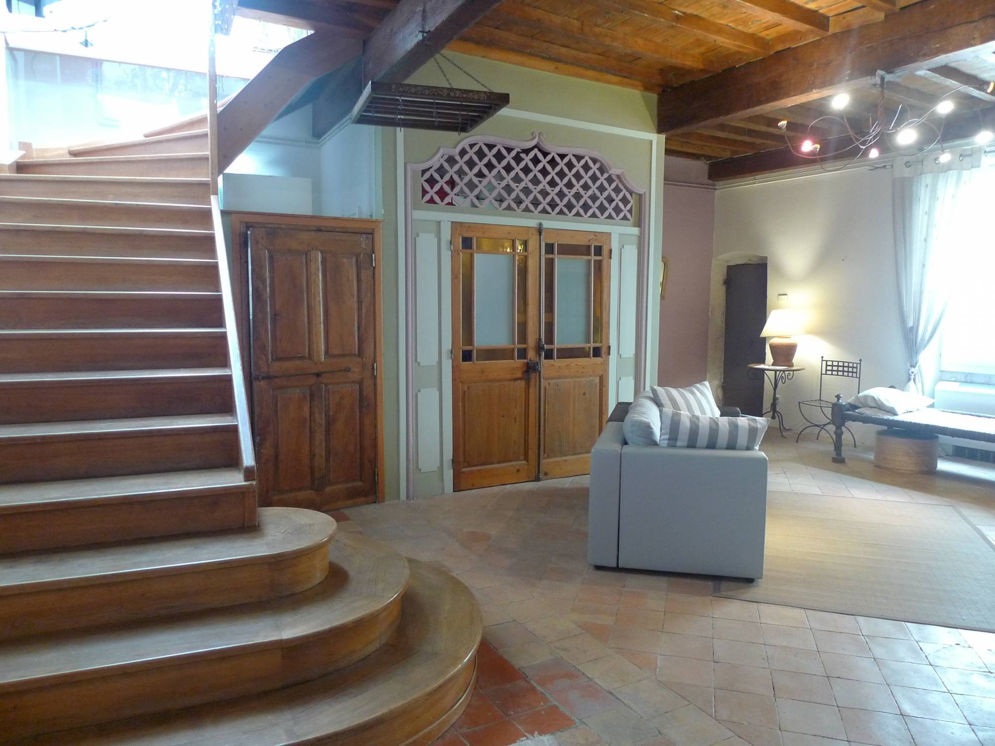 Belle maison de caractère  avec piscine et terrasse sur les toits