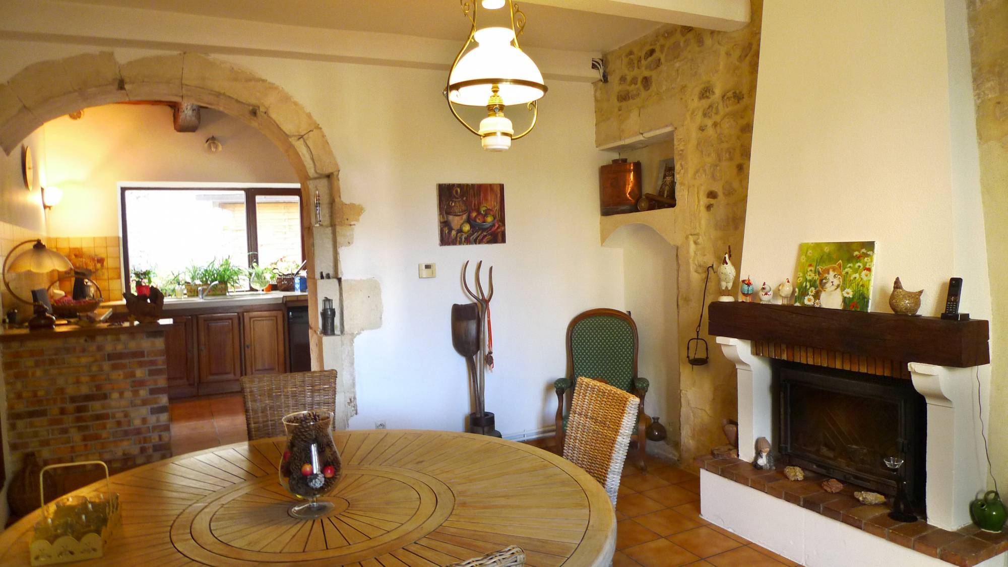 Ravissante maison de maître au cœur d'un village provençal vivant toute l'année