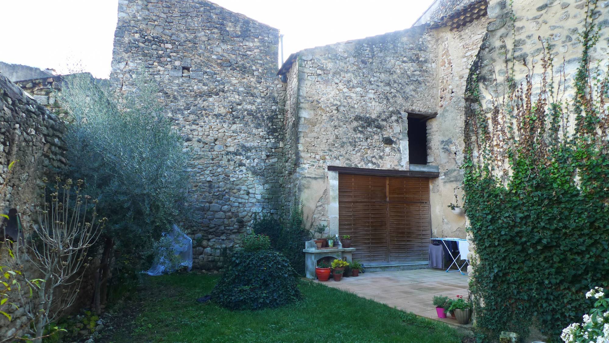 Ravissante maison de maître au cœur d'un village provençal vivant toute l'année