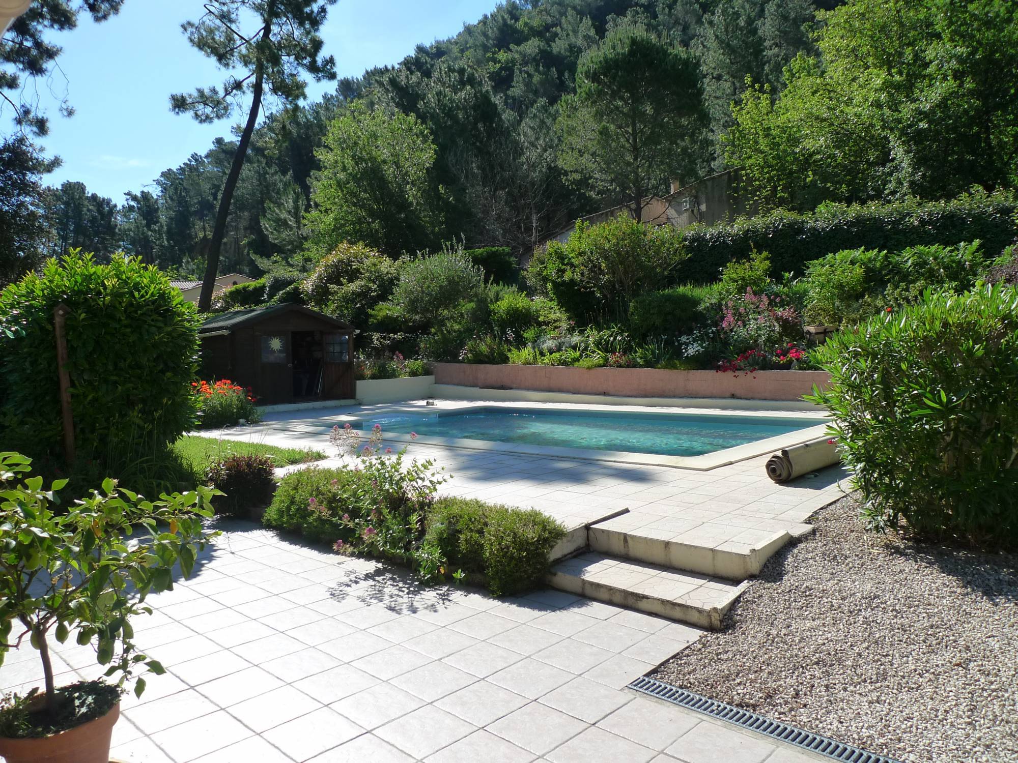 quartier calme, bel espace piscine 