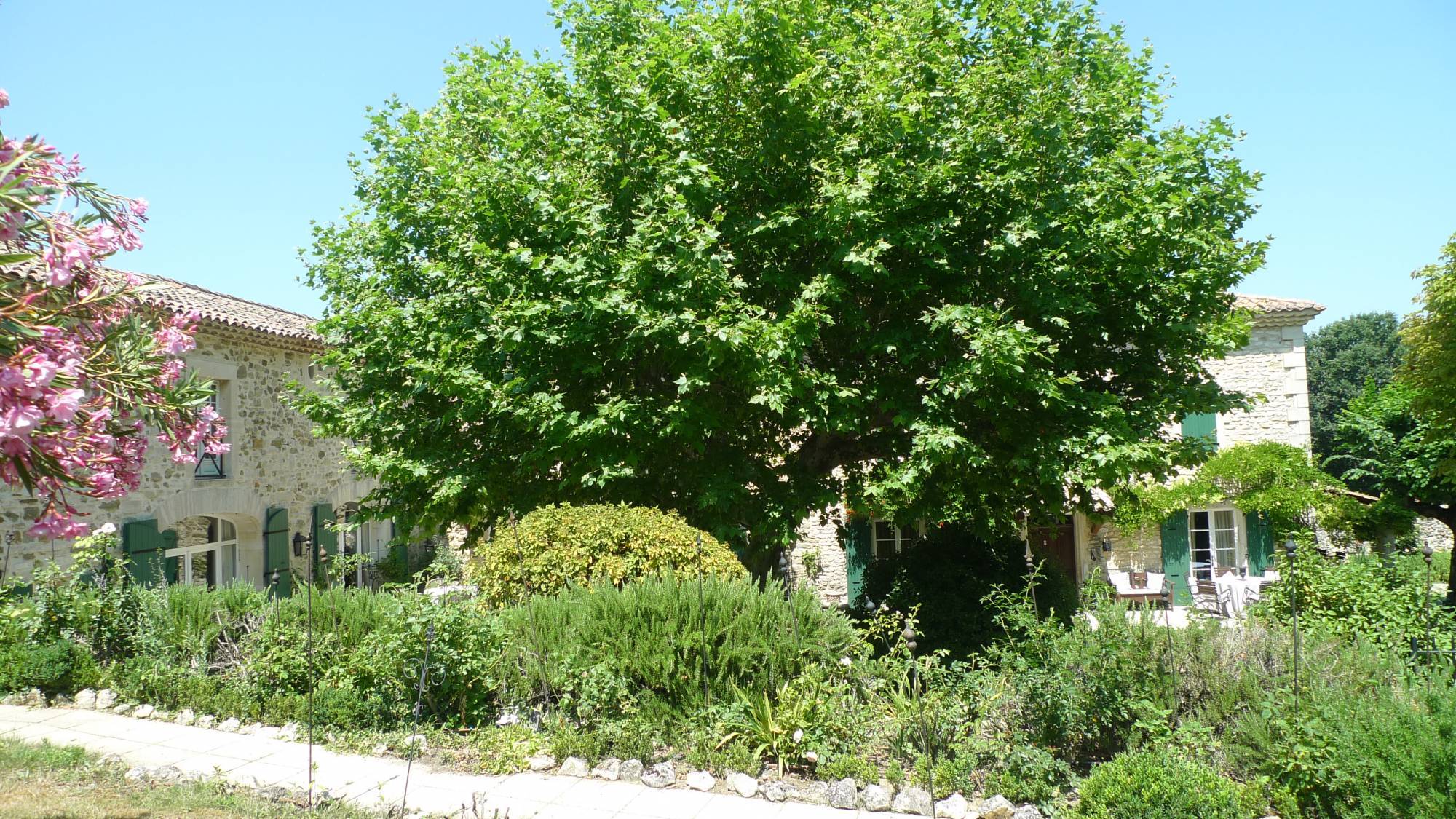 Propriété de caractère à vendre , 2 habitations, piscine proche Grignan