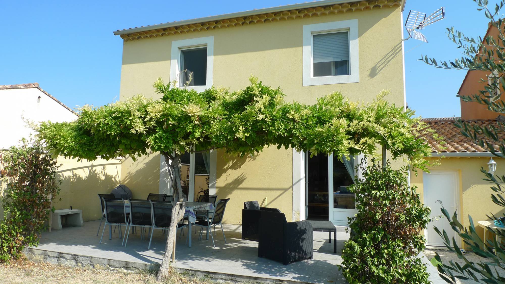 Dans résidence sécurisée, 4 chambres, piscine, proche centre de St Paul 3 Châteaux