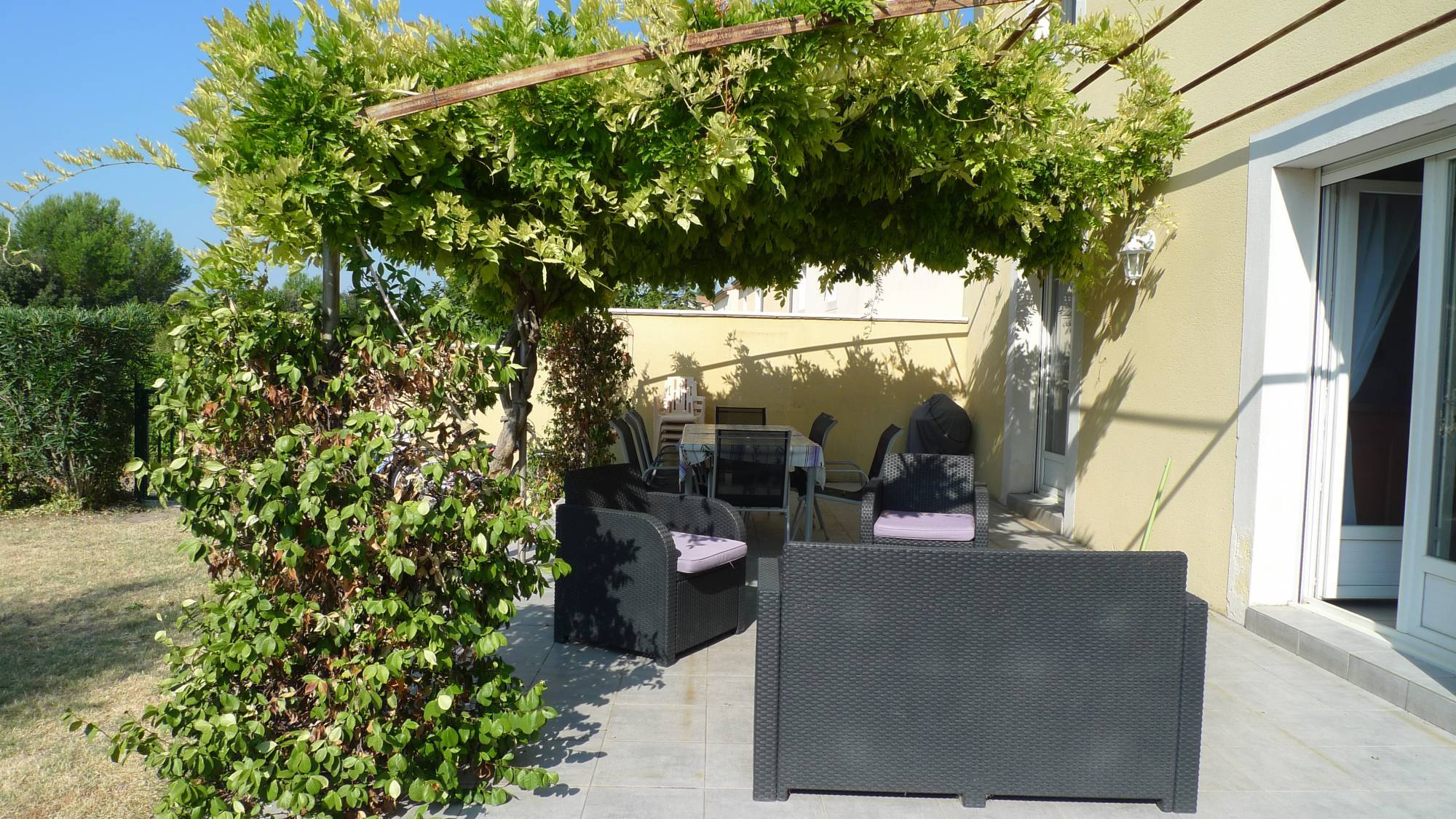 Dans résidence sécurisée, 4 chambres, piscine, proche centre de St Paul 3 Châteaux