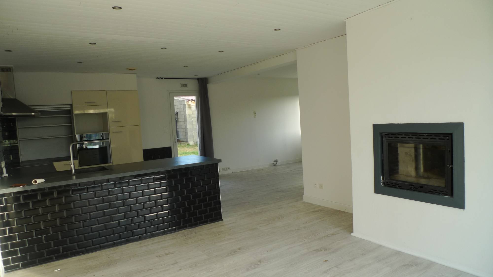 belle pièce de vie avec cuisine en partie équipée ouverte