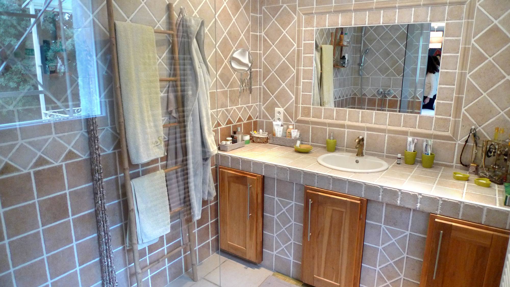 Secteur Grignan, à vendre Villa cossue de plain pied, piscine, non isolée