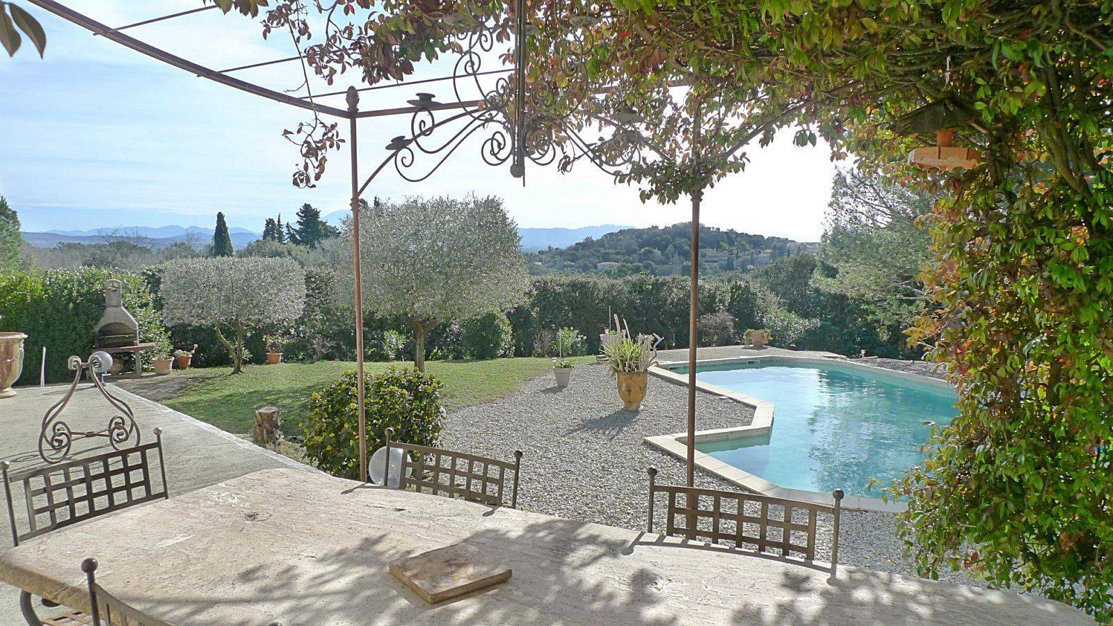 Vila de caractère à vendre avec piscine et vue proche de Ste Cecile les vignes 