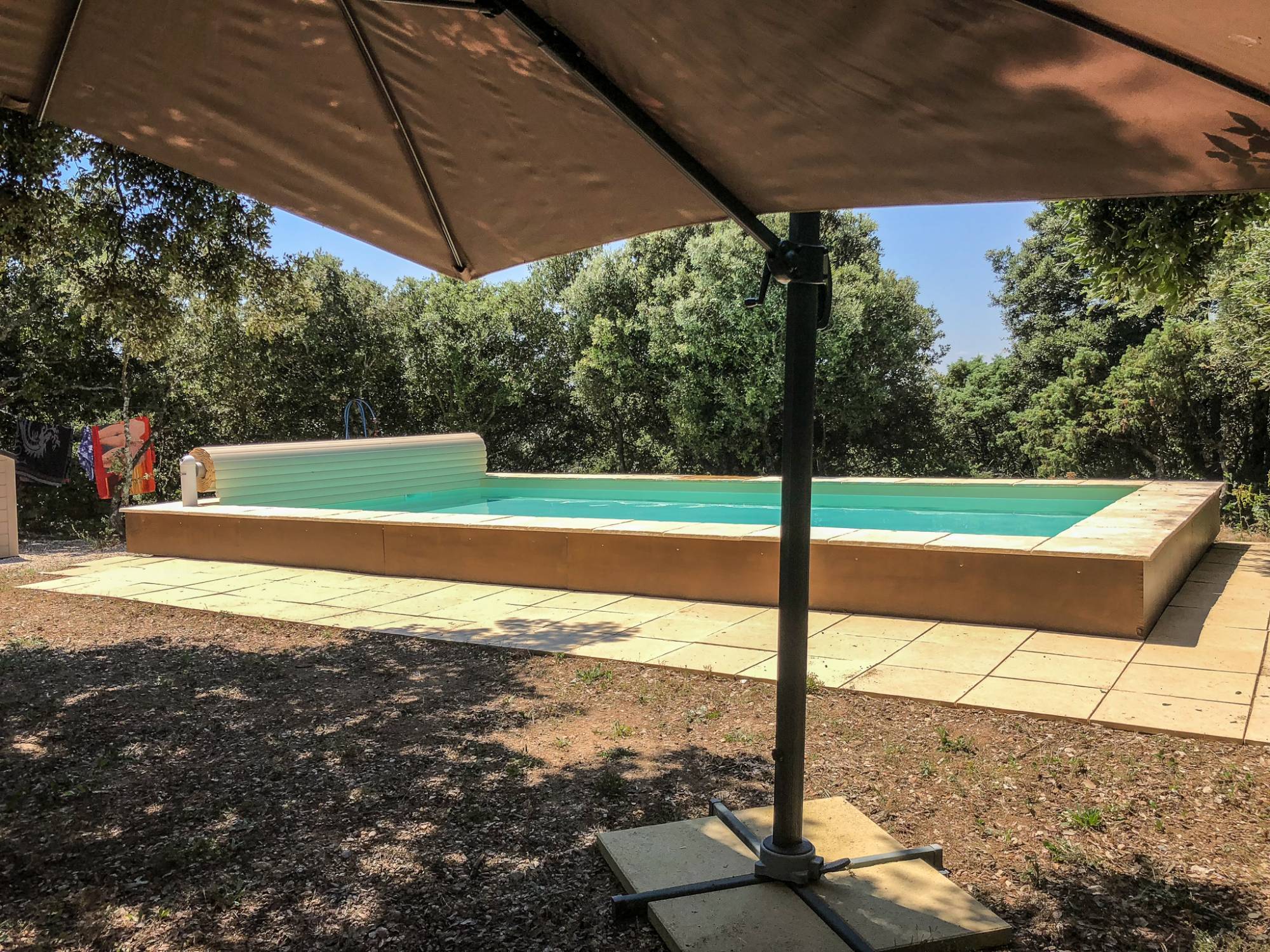 Une propriété à vendre sur St Restitut comprenant 2 villas mitoyennes et piscine   