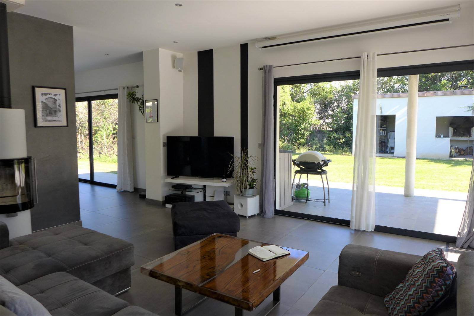 SOUS OFFRE  Montélimar centre urbain, Superbe villa d'architecte, 4 ch, piscine et garage 