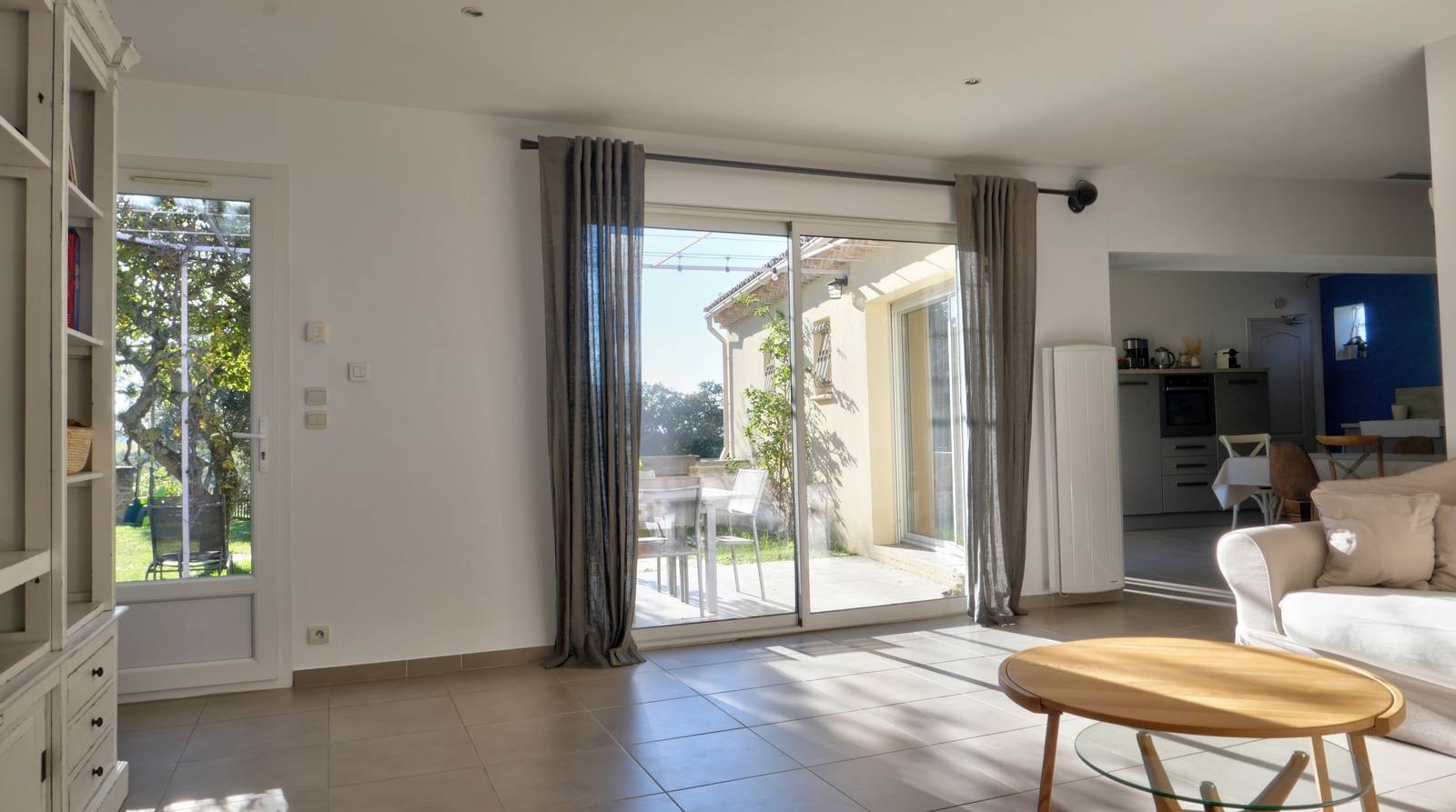 VILLA DE PLAIN PIED ROUSSAS EN DROME PROVENCALE Quartier résidentiel. Piscine