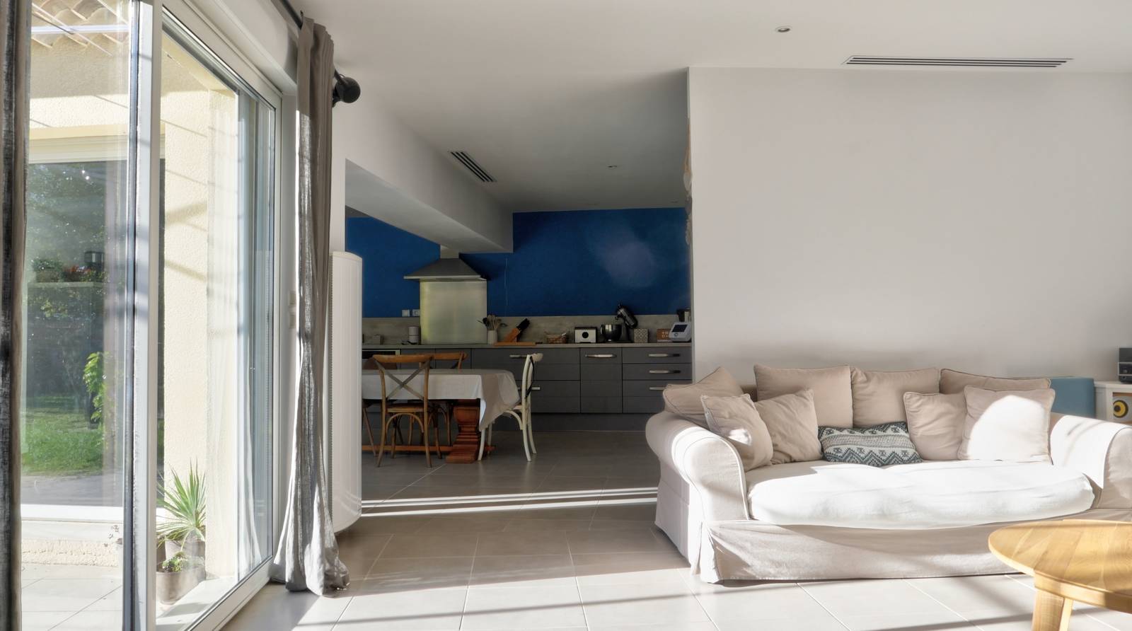 VILLA DE PLAIN PIED ROUSSAS EN DROME PROVENCALE Quartier résidentiel. Piscine