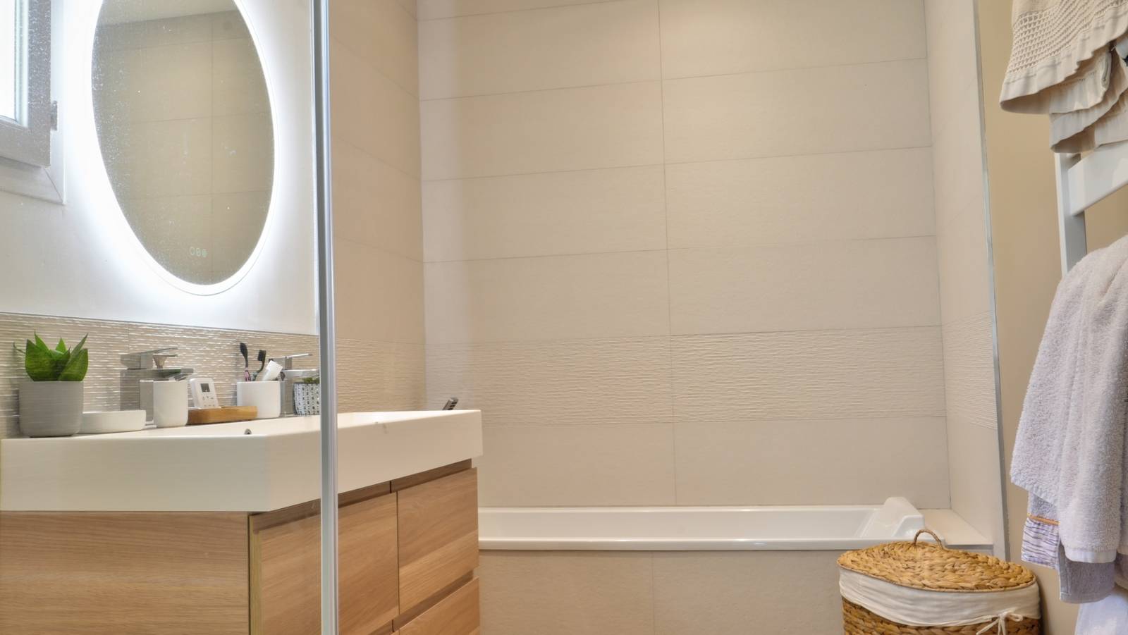 VILLA DE PLAIN PIED ROUSSAS EN DROME PROVENCALE Quartier résidentiel. Piscine