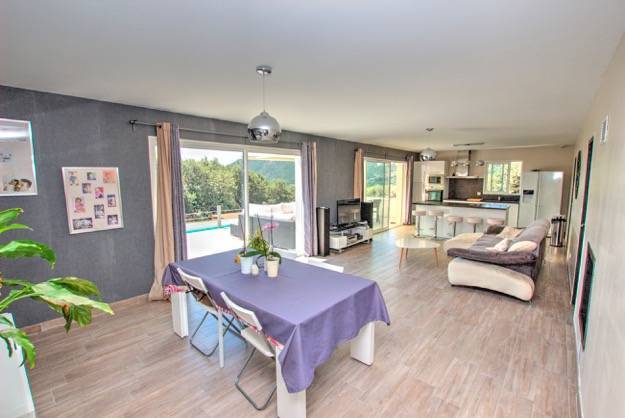 un vaste salon/séjour de plus de 50m²