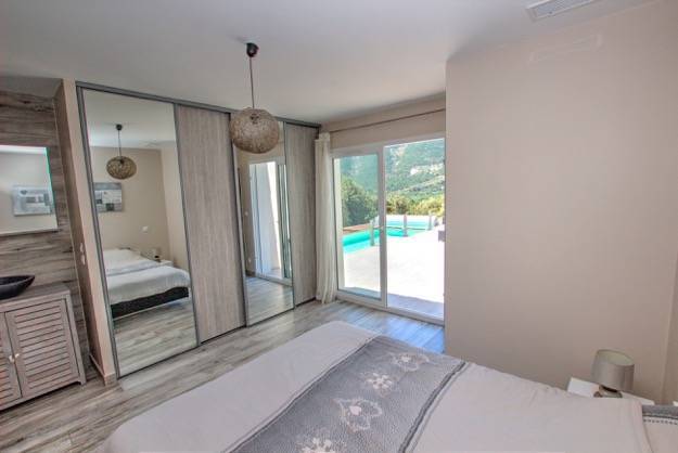 Secteur Taulignan, dans environnement privilégié villa bénéficiant d'une superbe vue 