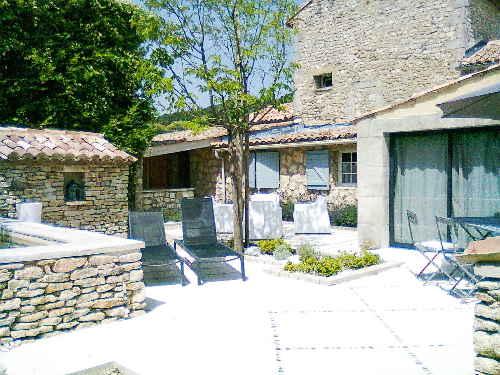 un mazet en pierre en parfait état