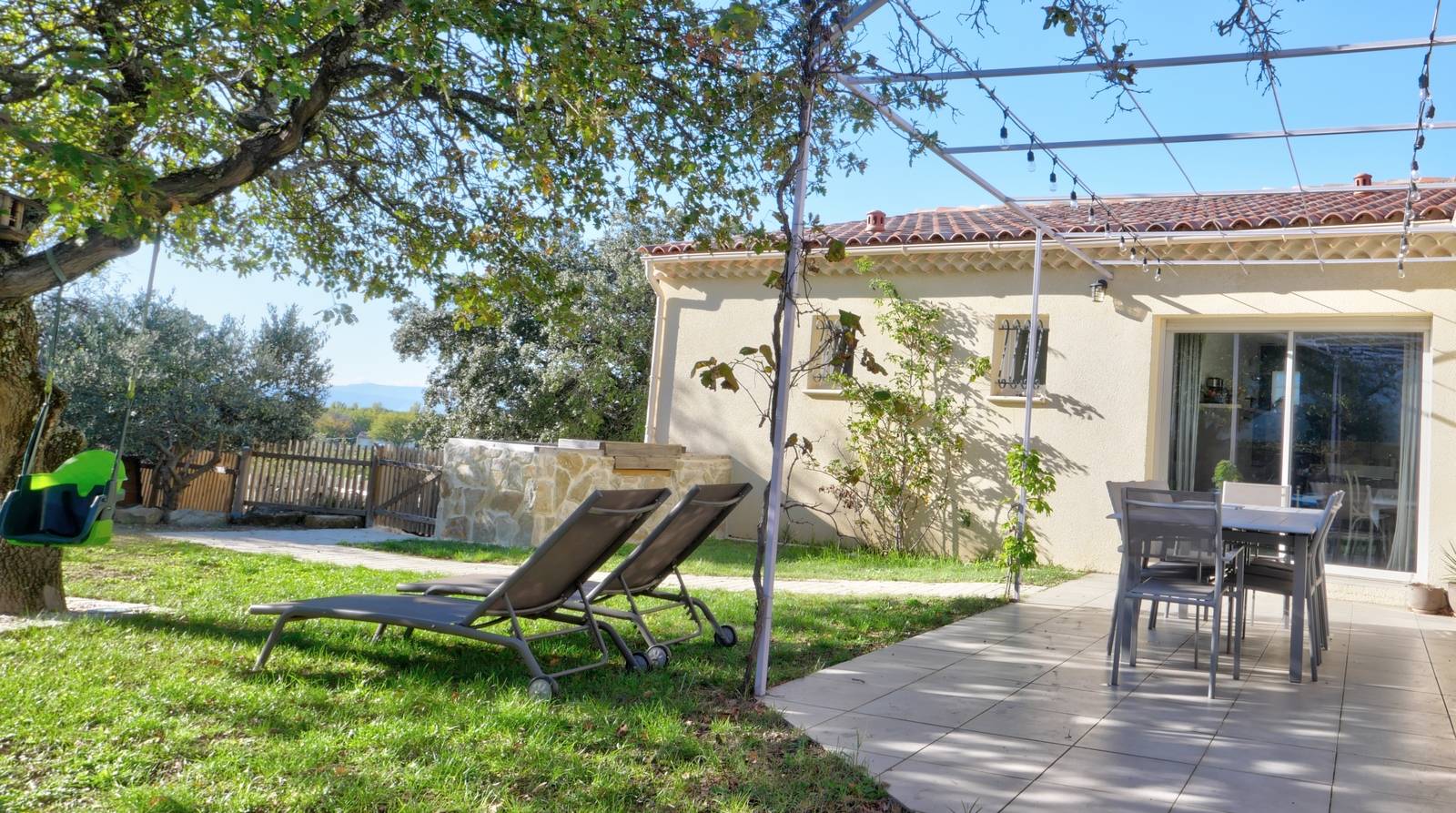 VILLA DE PLAIN PIED ROUSSAS EN DROME PROVENCALE Quartier résidentiel. Piscine