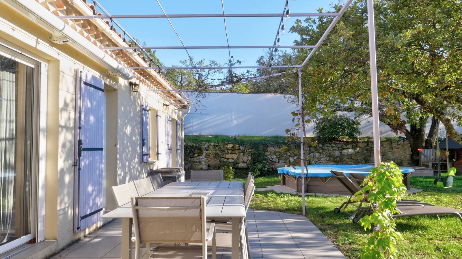 VILLA DE PLAIN PIED ROUSSAS EN DROME PROVENCALE Quartier résidentiel. Piscine