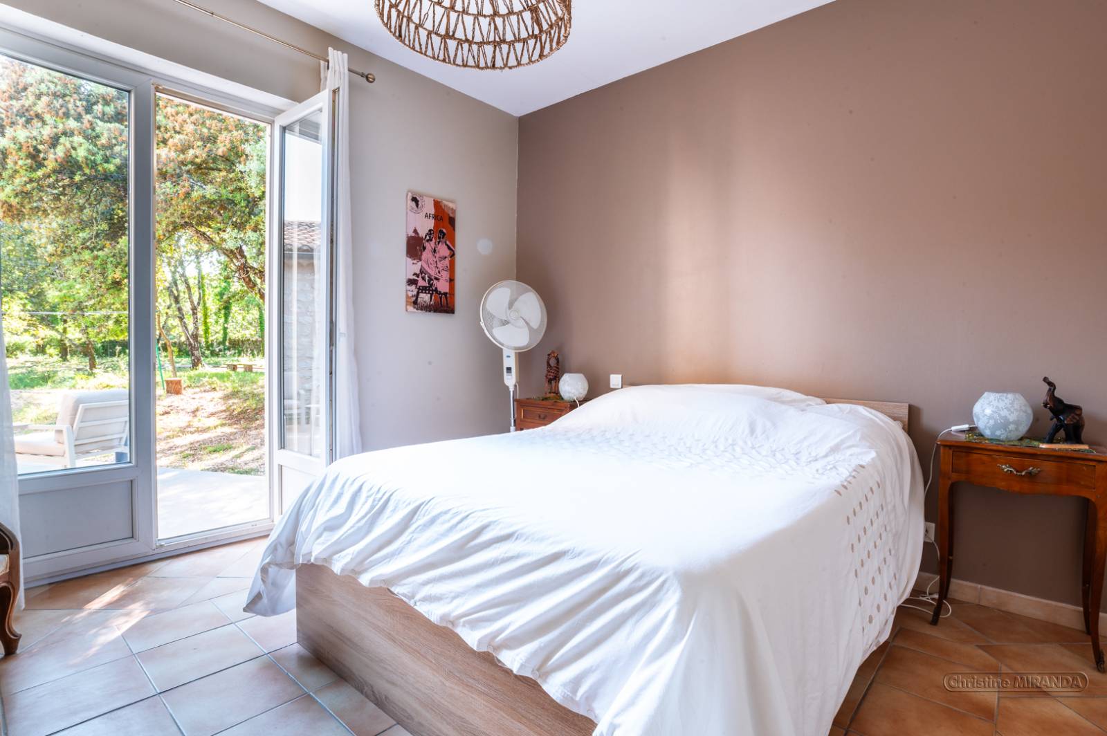 A vendre villa avec piscine, studio indépendant -proche village Saint Restitut quartier résidentiel 