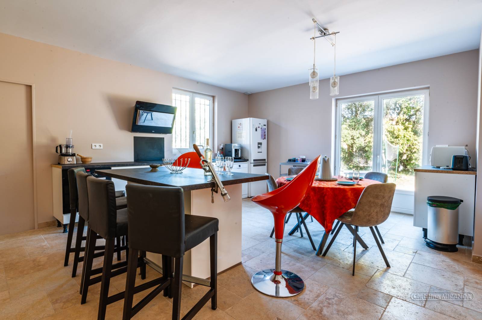 A vendre villa avec piscine, studio indépendant -proche village Saint Restitut quartier résidentiel 