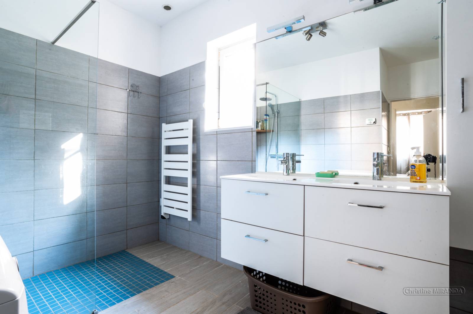 A vendre villa avec piscine, studio indépendant -proche village Saint Restitut quartier résidentiel 