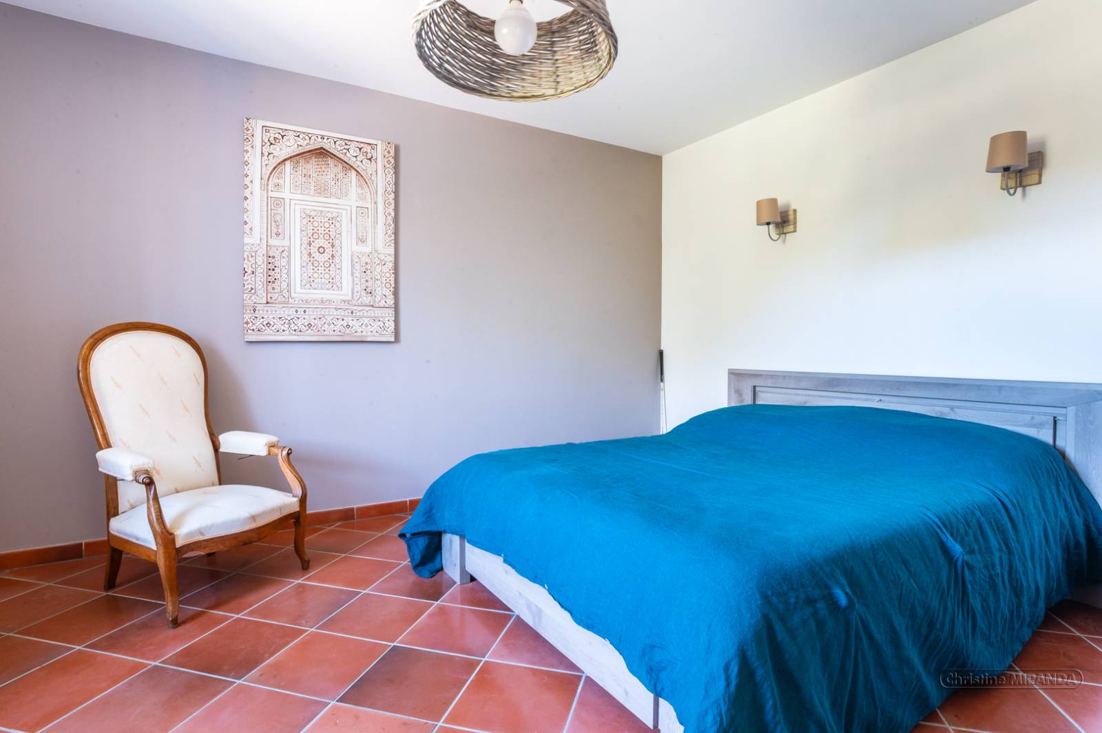 A vendre villa avec piscine, studio indépendant -proche village Saint Restitut quartier résidentiel 