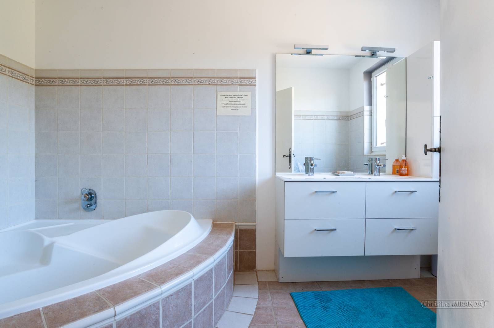 A vendre villa avec piscine, studio indépendant -proche village Saint Restitut quartier résidentiel 