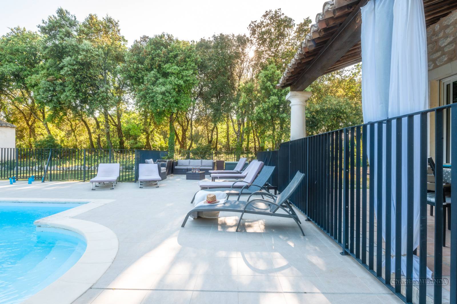 A vendre villa avec piscine, studio indépendant -proche village Saint Restitut quartier résidentiel 