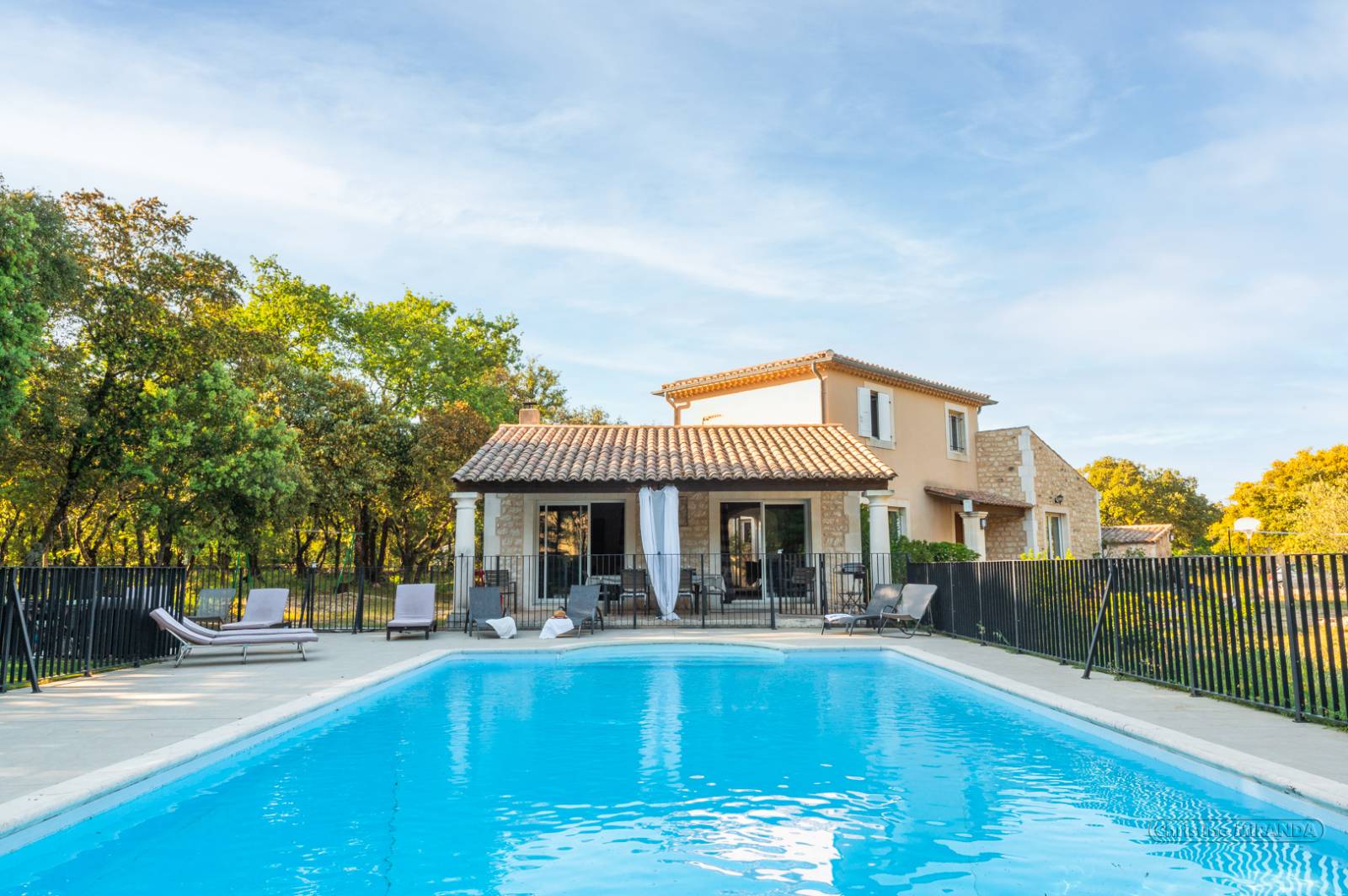 A vendre villa avec piscine, studio indépendant -proche village Saint Restitut quartier résidentiel 