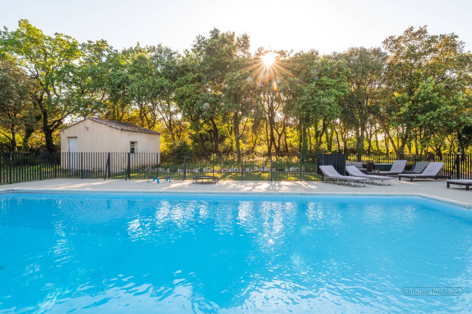 A vendre villa avec piscine, studio indépendant -proche village Saint Restitut quartier résidentiel 