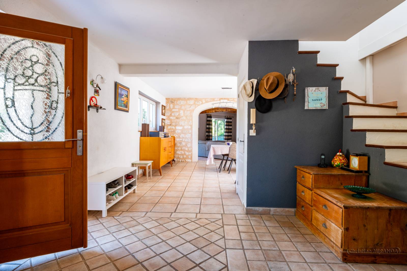 A vendre villa avec piscine, studio indépendant -proche village Saint Restitut quartier résidentiel 