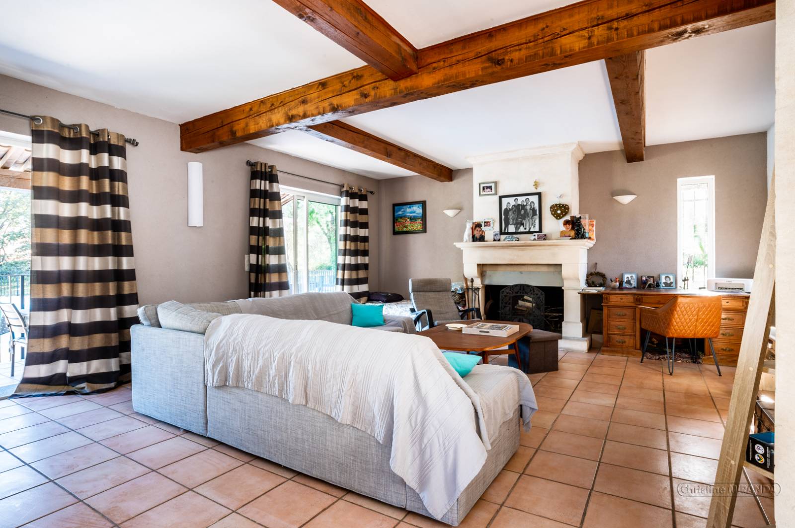 A vendre villa avec piscine, studio indépendant -proche village Saint Restitut quartier résidentiel 