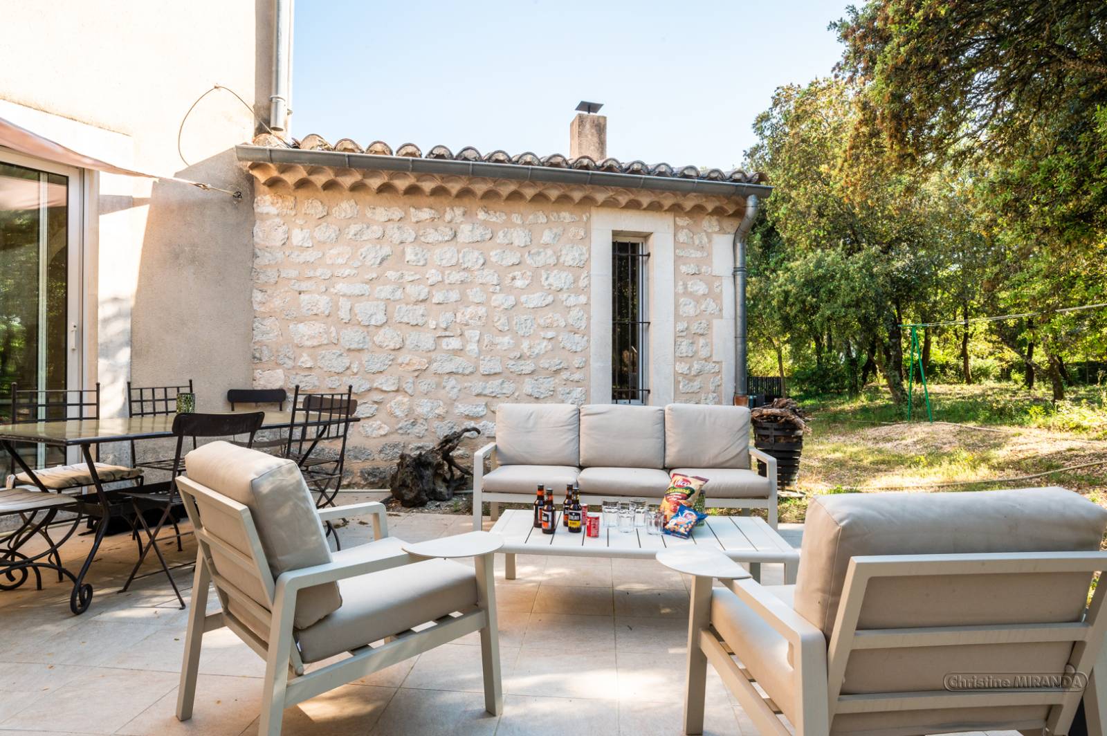 A vendre villa avec piscine, studio indépendant -proche village Saint Restitut quartier résidentiel 