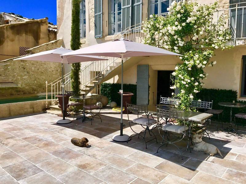 une terrasse avec une vue dégagée 