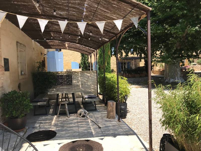 une terrasse permettant de profiter de nos belles journées ensoleillées