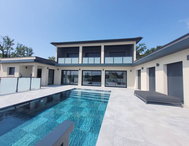 Villa contemporaine avec vue dégagée et piscine à débordement   