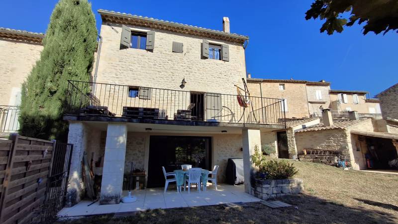 au coeur d'un village avec commerces....