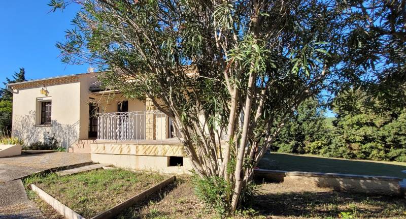 A vendre maison de plain pied SH 104m² sur 122m² de garages. Terrain 1758m² Proche Saint Paul trois châteaux  