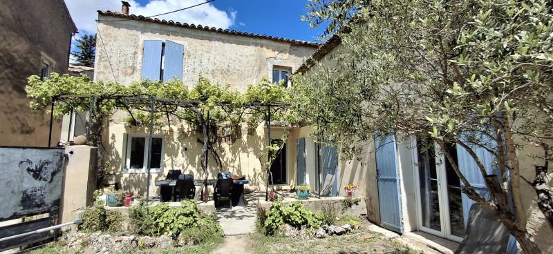 A vendre, EXCLUSIVITÉ agence, Charmante maison de village de 140m², au coeur d'un village vivant toute l'année Drôme provençale, secteur Suze la Rousse 4 ch. jardin, piscine et dependances