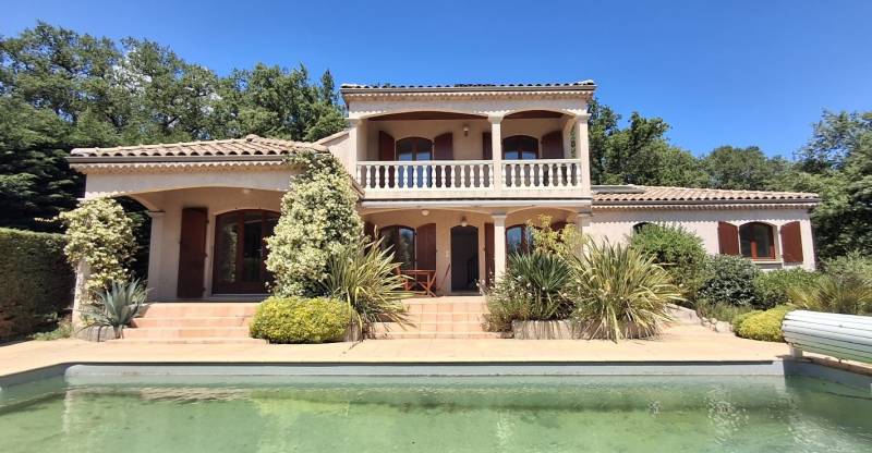 A vendre très jolie villa d'env. 150m², A Valaurie, dans quartier résidentiel 4 ch, piscine, sous sol